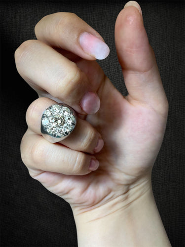 Bague 58 Bague en or blanc « Le Seigneur de la Lumière » sertie de diamants pavés 58 Facettes