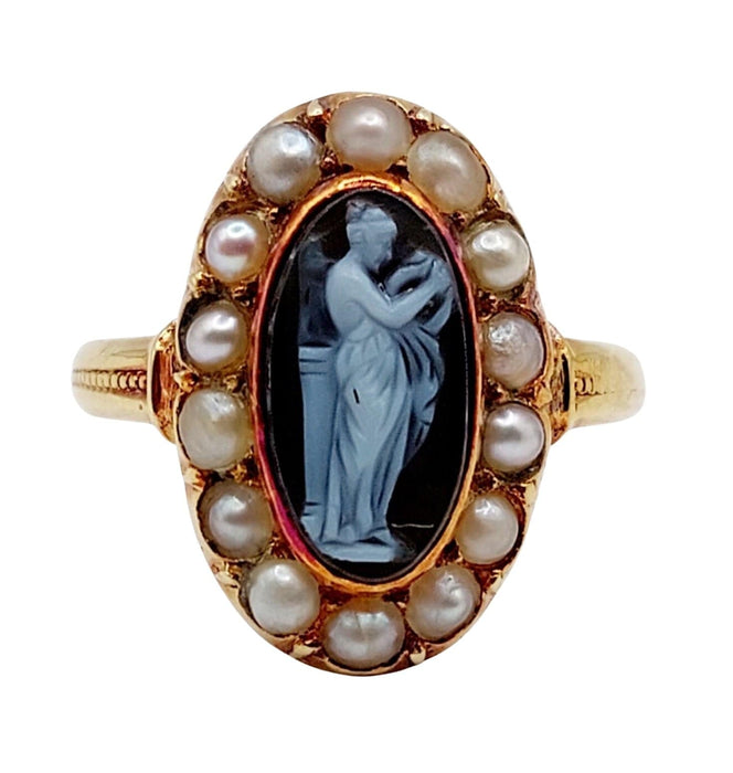 Bague 45 Bague marquise antique or jaune 18k ornée d'un camée représentant une jeune femme entourée de perles (circa 1900) 58 Facettes A04779