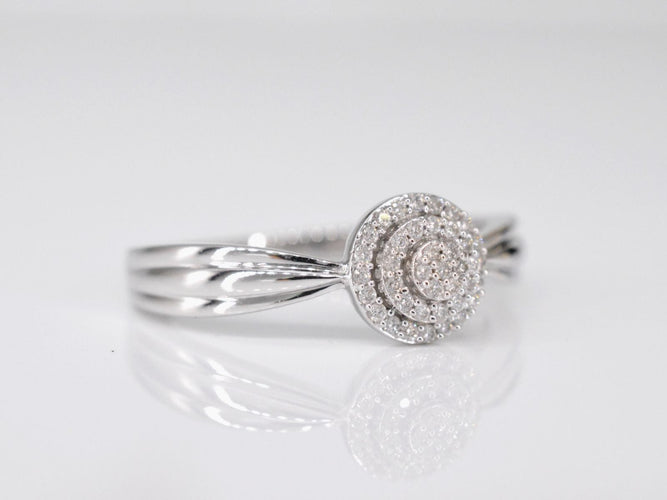 Bague 54 Bague entourage en or blanc avec diamants 58 Facettes 2001