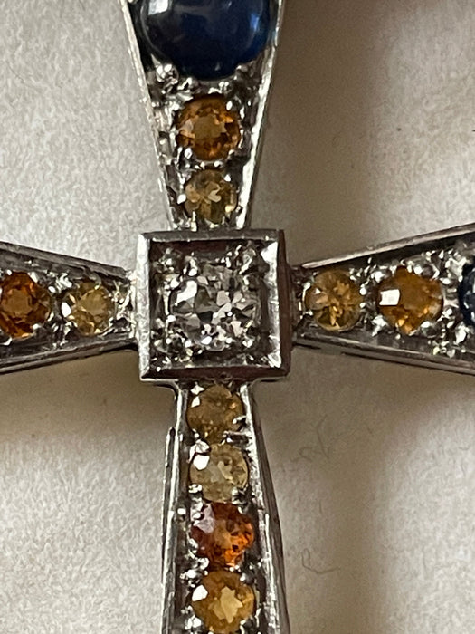 Croix en pendentif or blanc diamants et saphirs