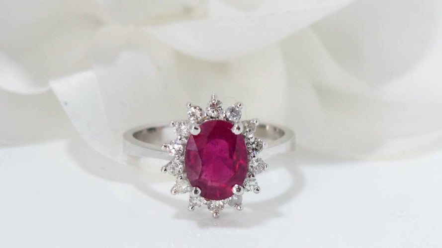 Bague 54.5 Bague marguerite en or blanc, rubis ovale et diamants 58 Facettes F 4948