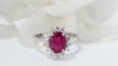 Bague 54.5 Bague marguerite en or blanc, rubis ovale et diamants 58 Facettes F 4948
