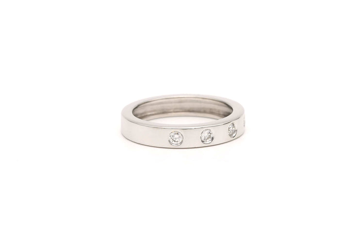 Bague contemporaine en or blanc 18 carats sertie de diamants