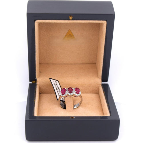 Bague 54 Bague en or blanc 18 kt avec rubis et diamants 58 Facettes