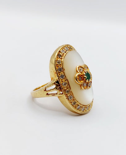 Bague 50.5 Bague marquise vintage or plaque de nacre, marguerite, émeraude et diamants 58 Facettes A03995