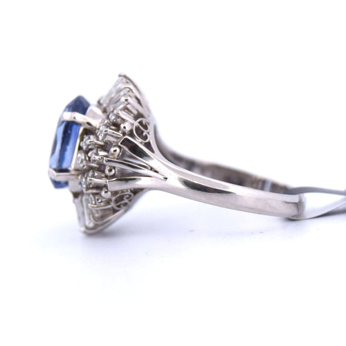 Anello in platino con zaffiro e diamanti