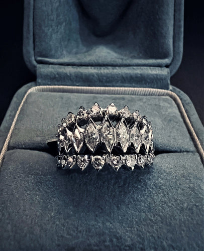 Bague 55 Alliance en or blanc sertie de diamants taille marquise 58 Facettes