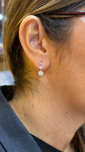 Boucles d’oreilles pendantes en or blanc et diamants