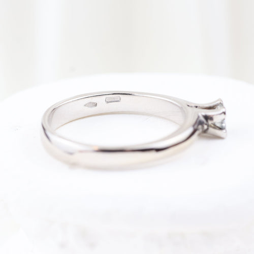 Bague 55 Bague solitaire classique en or blanc 18 carats avec diamant taille brillant 58 Facettes 135024M