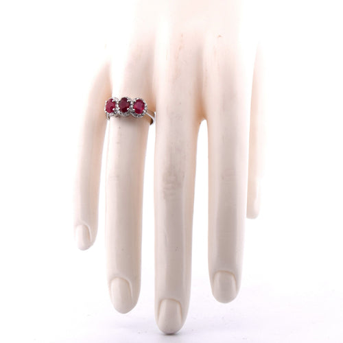 Bague 54 Bague en or blanc 18 kt avec rubis et diamants 58 Facettes