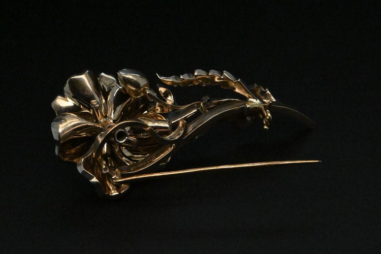 Broche Broche Fleur En Or Blanc Ornée De Diamants 58 Facettes