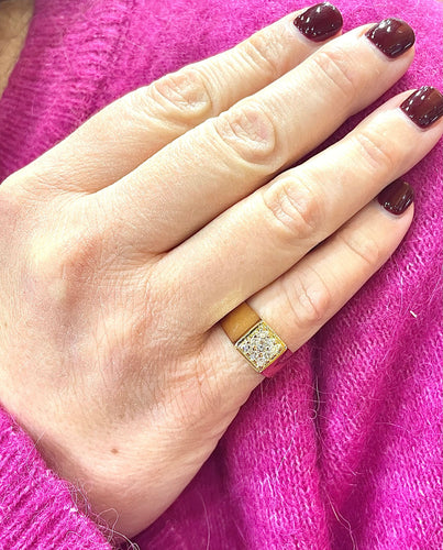 Bague 50 Chevalière en or jaune, diamants 58 Facettes