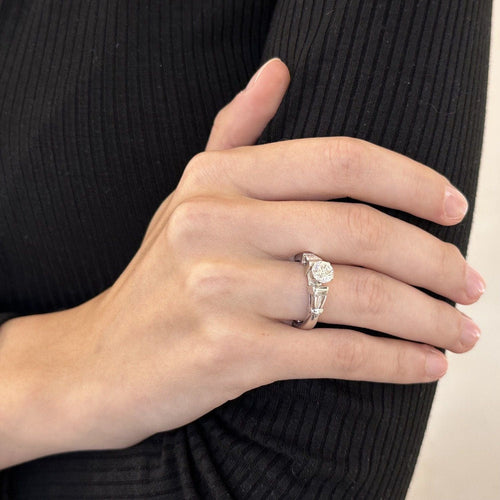 Bague 52-53 Solitaire en or gris 18 Cts avec diamant central de 1,02 Ct F-VS2 et trapezes 0,38 Ct - Certificat IGI - Taille 52-53 58 Facettes FB08338