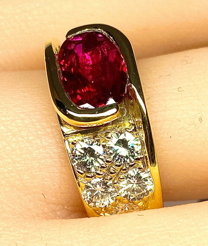 Bague 58 Bague en or jaune 18 carats, rubis 2,25 carats et 10 diamants 58 Facettes AB412