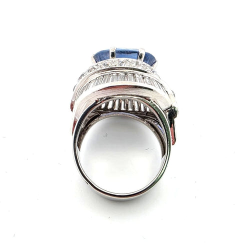 Bague 52 Magnifique bague en or blanc massif 18 carats ornée d'un saphir et de diamants. 58 Facettes