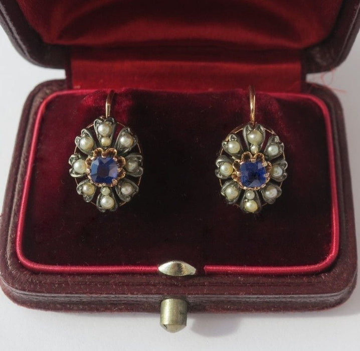 Boucles d’oreilles dormeuses marguerites saphir Verneuil perles