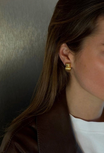 Boucles d'oreilles O.J. Perrin - Paire de boucles d’oreilles clips godronnées 58 Facettes