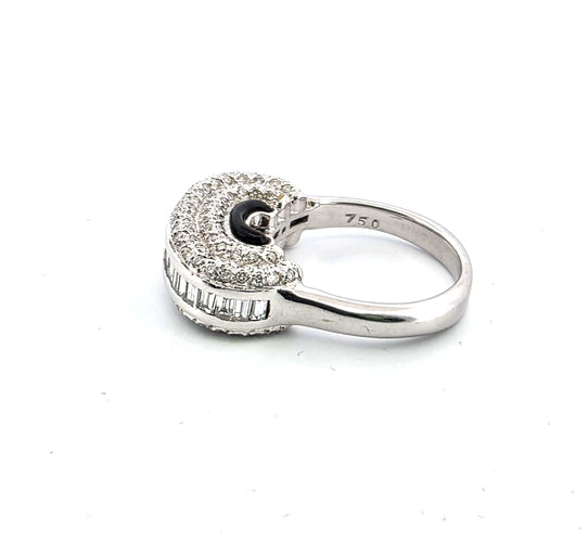 Bague 54 Superbe et unique bague en or blanc 18 carats avec diamants baguette, diamants taille brillant et émail noir 58 Facettes