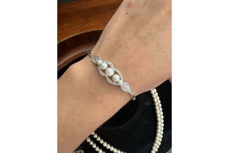 Bracelet Bracelet en or blanc avec perles et diamants 58 Facettes 10232
