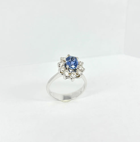 Bague Bague Lady Di moderne en or blanc avec saphir naturel de Ceylan et diamants 58 Facettes Q403B