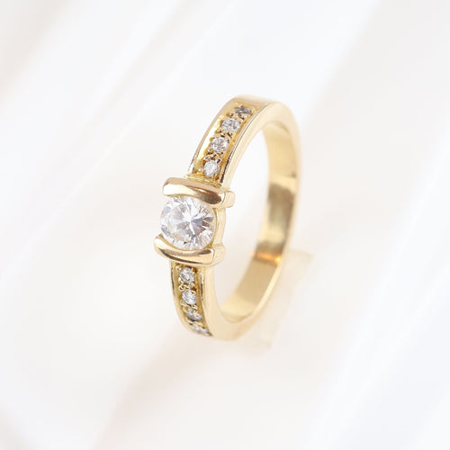 Bague 55 Bague solitaire en or jaune 18 carats avec diamant central et diamants latéraux 58 Facettes 131645