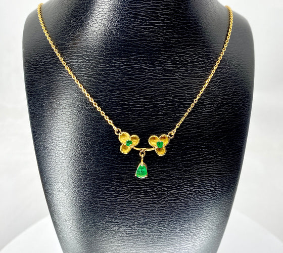 Collier pendentif trilobé en or jaune 18 carats et émeraudes