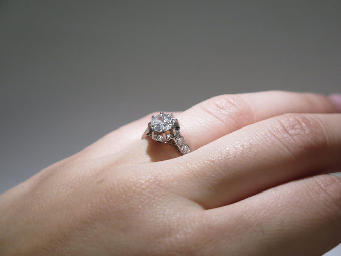 Bague 52 Bague solitaire ancienne en or blanc 18 carats et platine, diamants 58 Facettes