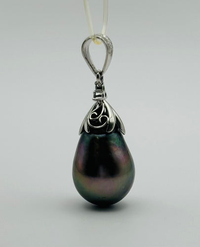 Pendentif Pendentif en or avec une perle de Tahiti en forme de larme 58 Facettes 50183