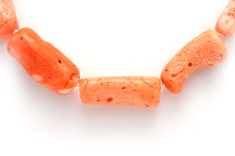 Collier Collier Années 70 en or jaune 18 carats et corail 58 Facettes 21664