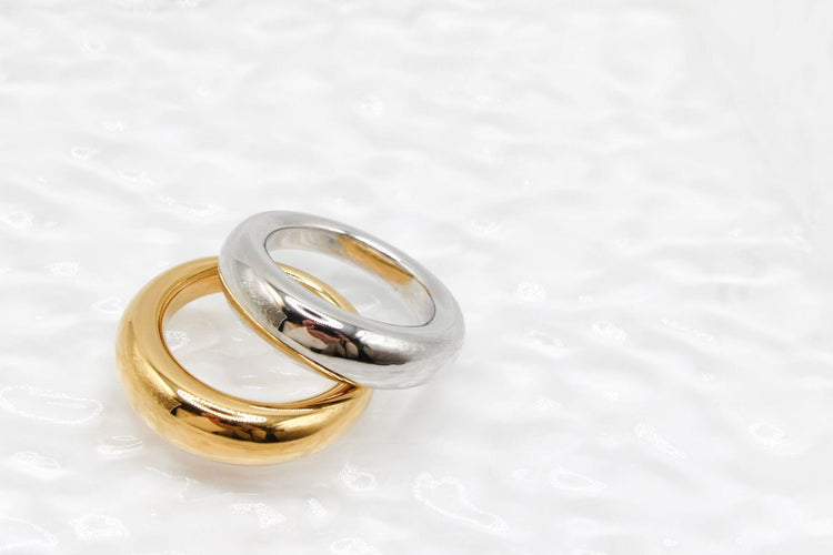 Bague CHAUMET - Anneau jonc or jaune 58 Facettes 250306