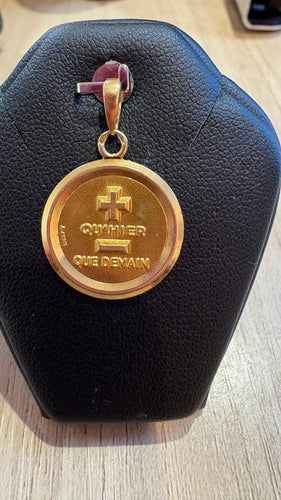 Pendentif Médaille Augis plus qu’hier moins que demain 58 Facettes 096531084332