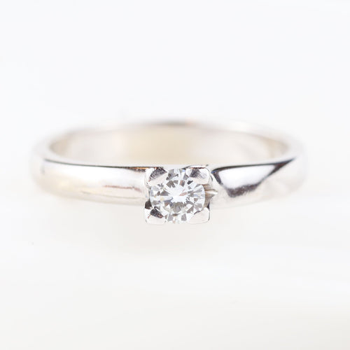 Bague 55 Bague solitaire classique en or blanc 18 carats avec diamant taille brillant 58 Facettes 135024M