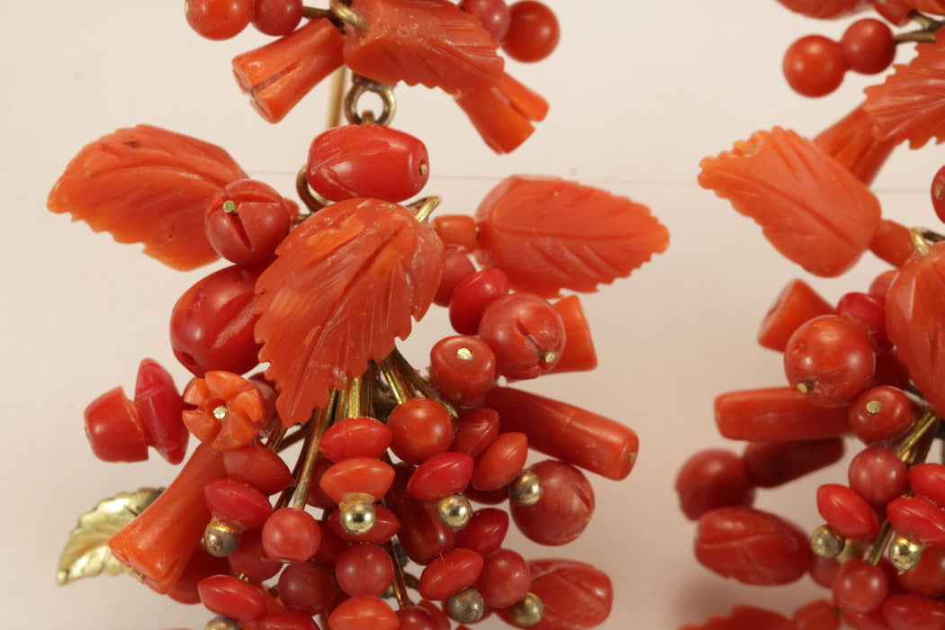 Boucles d'oreilles antiques en or et corail