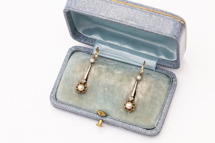 Paire de boucles d'oreilles anciennes avec perles et diamants.