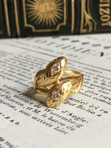 Bague 51 Bague ancienne en or jaune 18K représentant deux serpents 58 Facettes