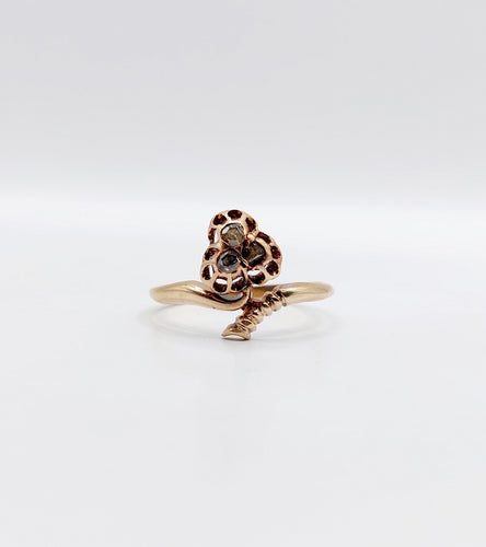 Bague 55.5 Bague victorienne or rose 18k trèfle orné de diamants taille roses (circa 1900) antique 58 Facettes A03066