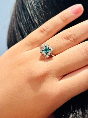 Bague en or avec halo d'émeraude et de diamant