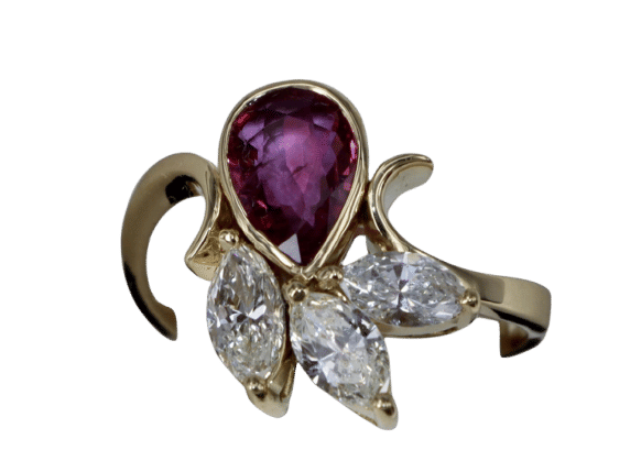 Bague 53 Vintage pear ruby & marquise diamonds ring 58 Facettes BA 113