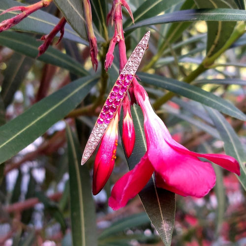 Broche barrette ancienne "Rubelia", rubis, diamants et or 18k