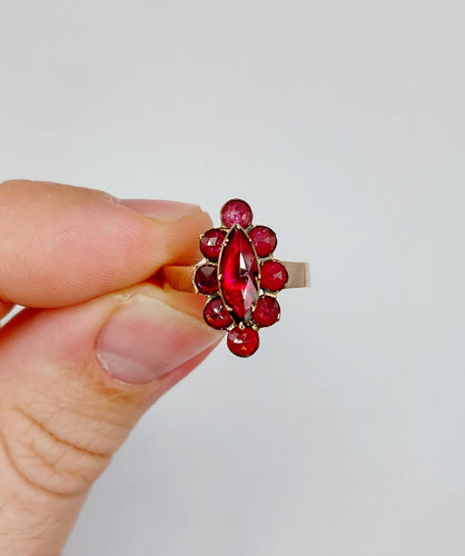Bague 53.5 Bague marquise antique en or rose 18k ornée de grenats sur paillons 58 Facettes A06484
