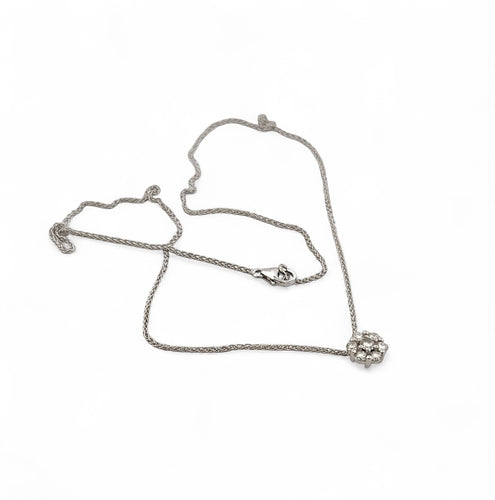 Collier Collier en or blanc 18 carats avec pendentif marguerite en diamants 58 Facettes