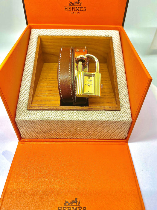 Montre Hermès  - Montre «  Kelly », cadran PM plaqué or, double tour cuir marron 58 Facettes AB453