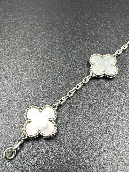 Bracelet VAN CLEEF & ARPELS. Collection "Alhambra Vintage", bracelet or blanc 18K et nacre 58 Facettes