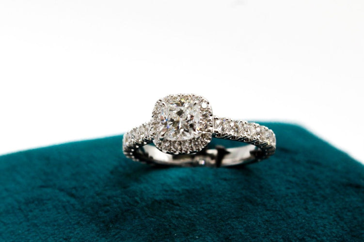 Bague or blanc, diamant et pavage diamants