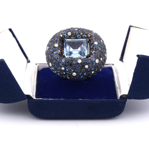 Bague 54 Bague en or blanc ornée de topazes, de saphirs et de diamants - années 1950 58 Facettes AN239