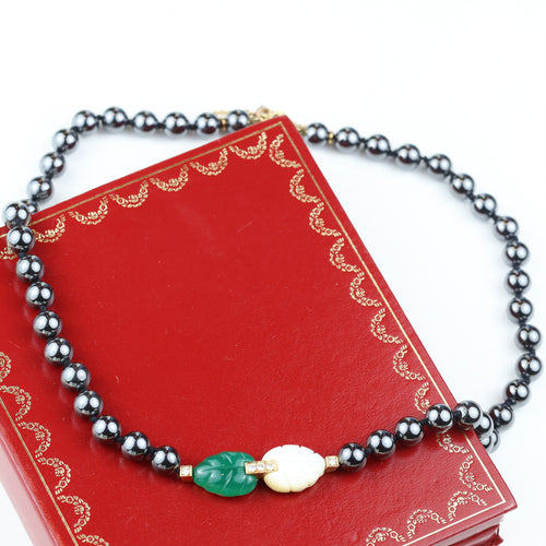 Collier Collier Cartier Patiala en or 18 carats avec hématite, calcédoine verte, nacre et diamants taille brillant 58 Facettes 1128844