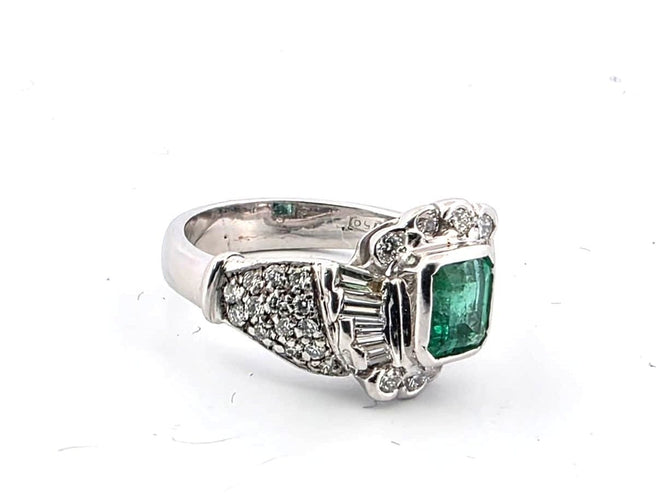 Bague 51 Bague en or blanc 18 carats avec émeraude centrale et diamants environnants 58 Facettes