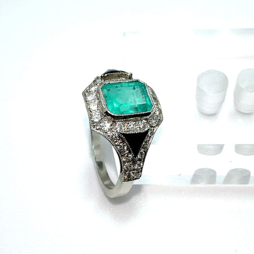 Bague 52 Bague Art Déco en platine ornée d'onyx, de diamants et d'une émeraude 58 Facettes 50389