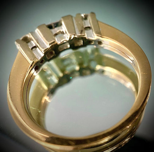 Bague 52 Bague or blanc sertie d'un diamant taillé en baguette entouré de deux brillants 58 Facettes