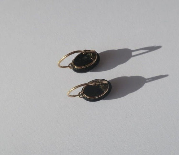 Boucles d’oreilles dormeuses anciennes en or rose 18 carats et jais noir